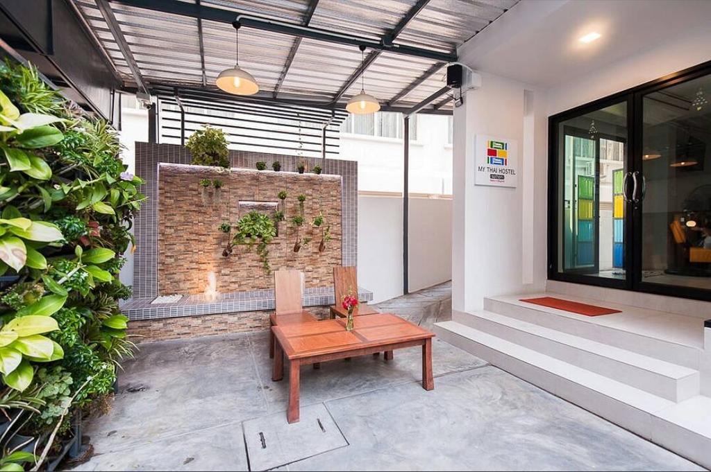 My Thai Hostel Bangkok Exteriör bild