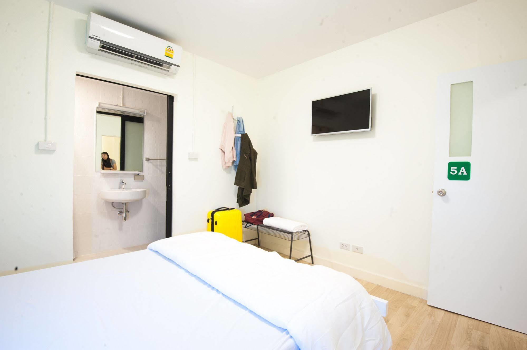 My Thai Hostel Bangkok Exteriör bild