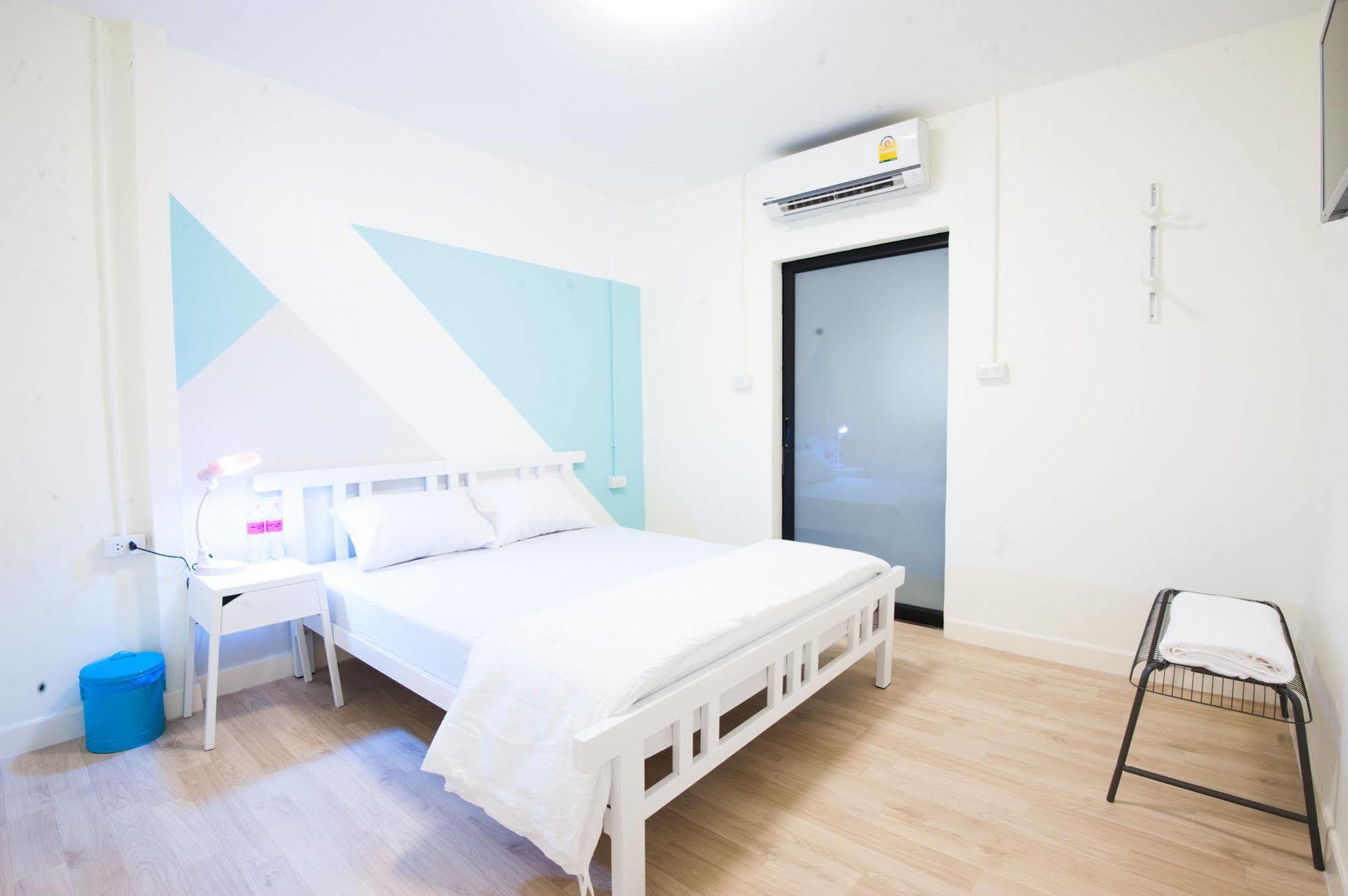 My Thai Hostel Bangkok Exteriör bild